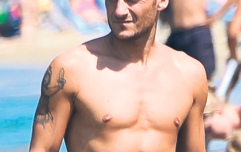 Arată bine, fetelor? Paolo Maldini şi Francesco Totti, în formă maximă la plajă