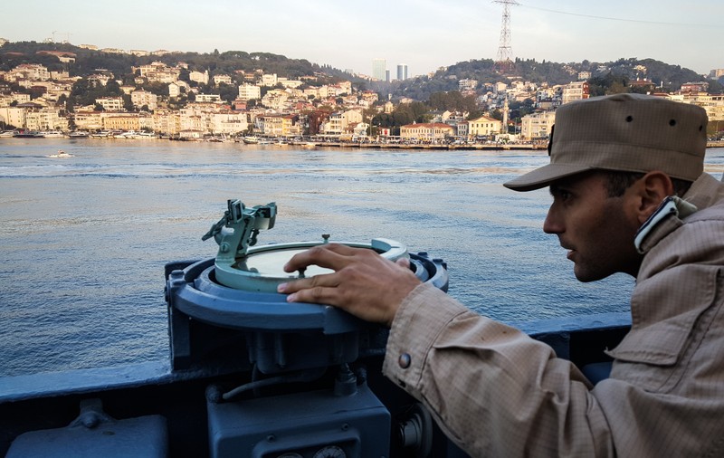 VIDEO | Marinarii români de pe Fregata „Regele Ferdinand” se luptă cu migrația ilegală în Marea Mediterană