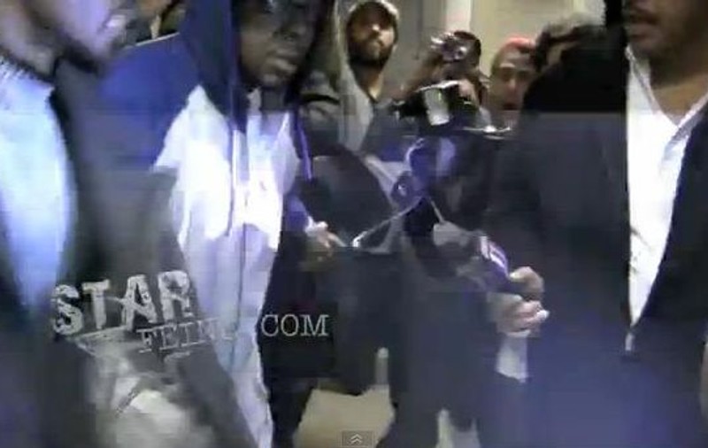 HAOS şi DURERE! Bobby Brown, fostul soţ al lui Whitney Houston, a venit să-şi consoleze fiica. Nebunie TOTALĂ pe aeroportul din Los Angeles!