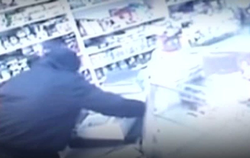 Jaf cu sabia la un magazin din Timişoara! Unul dintre agresorii prinşi, cercetat în libertate