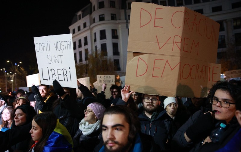 Protest la București, împotriva lui Călin Georgescu. „Vrem răspunsuri clare, nu dezinformare”