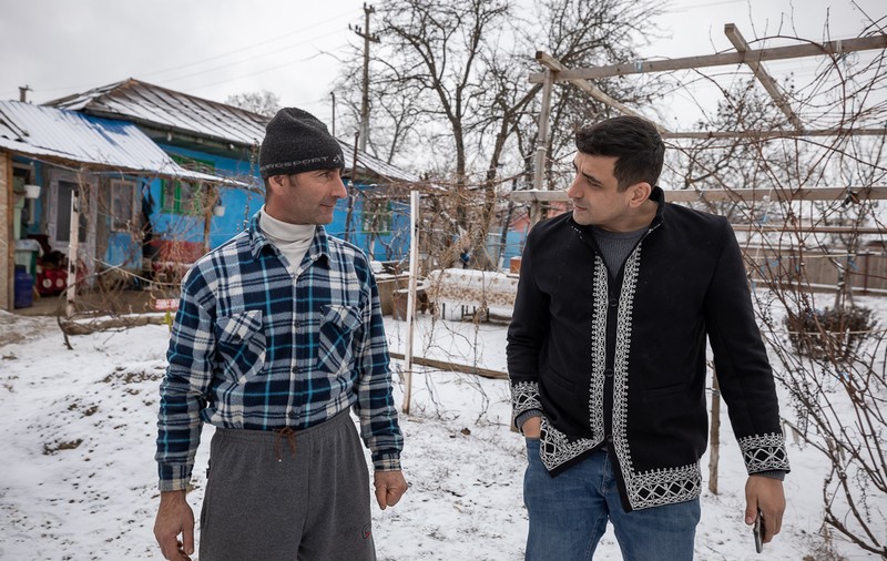 „Salut, sunt George”. Fața nevăzută a liderului AUR George Simion, cum își face campanie în casele oamenilor