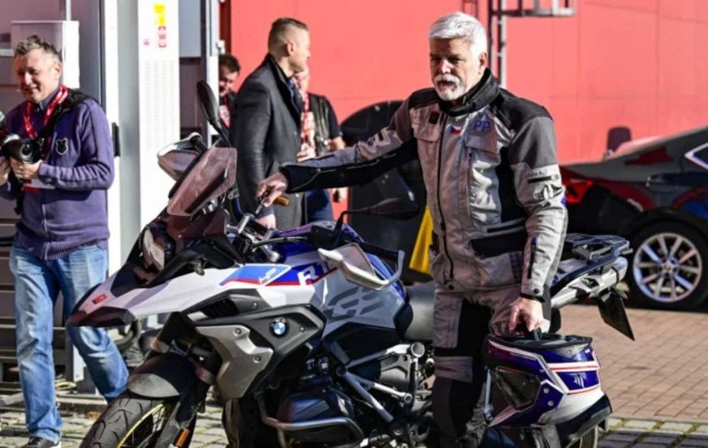 Președintele Cehiei, văzut cu uimire pe străzile din Craiova. Petr Pavel vizitează România cu motocicleta