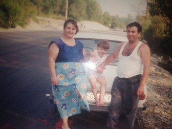 Familia Brănoiu, înainte de tragicul accident. După moartea tatălui, mama spune că cei doi copii nu mai pot dormi fără să aşeze sub pernă pozele.