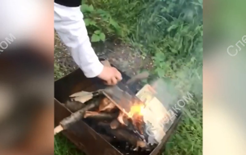 Doi studenți ruși care au ars Noul Testament pe grătar au fost condamnați cu executare: „L-am găsit pe stradă, nici nu l-am deschis”