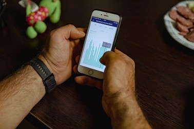 Aplicația de pe telefon îl ajută să ţină evidenţa producţiei de energie din panouri şi a consumului
