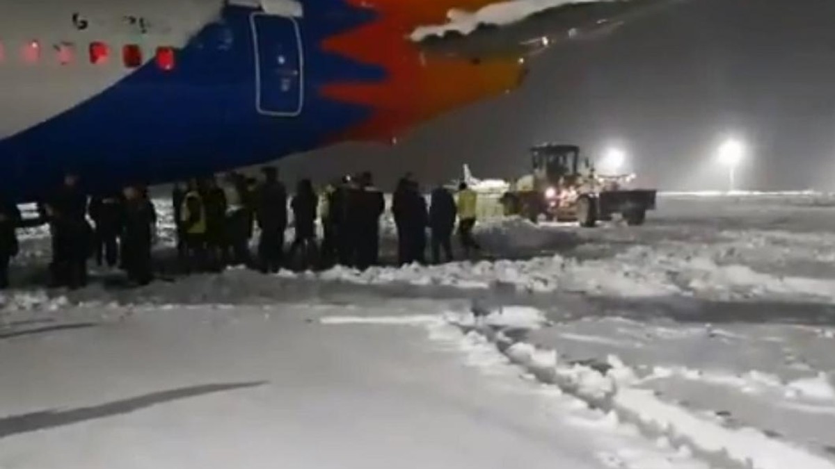 Rugbyştii de la Northampton Saints au deszăpezit pista aeroportului din Timişoara ca să le poată decola avionul