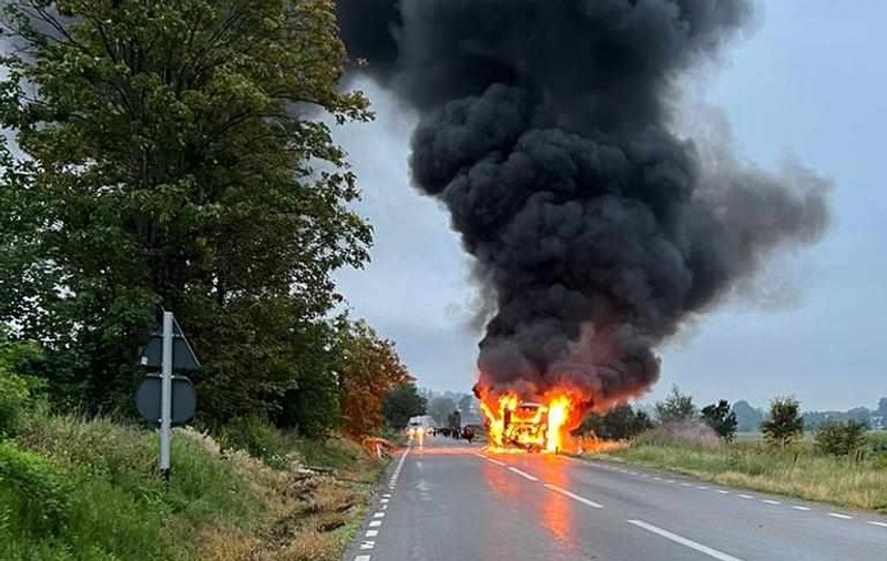 Un autobuz a ars ca o torță pe un drum din Neamț. Pasagerii s-au autoevacuat din mașina în flăcări