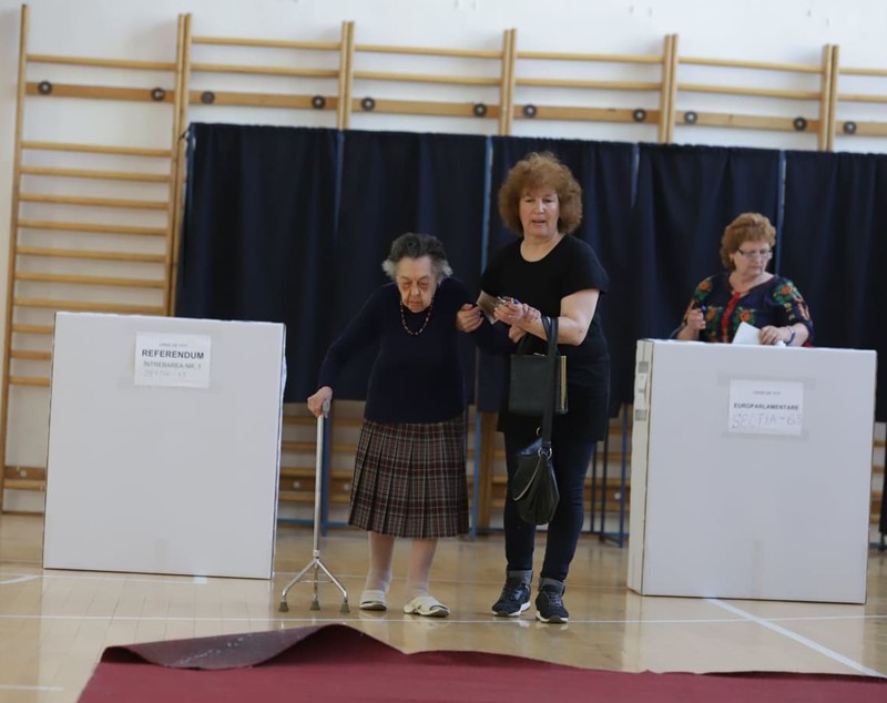 FOTO/ O bătrână de 97 de ani a mers să voteze în același timp cu Traian Băsescu