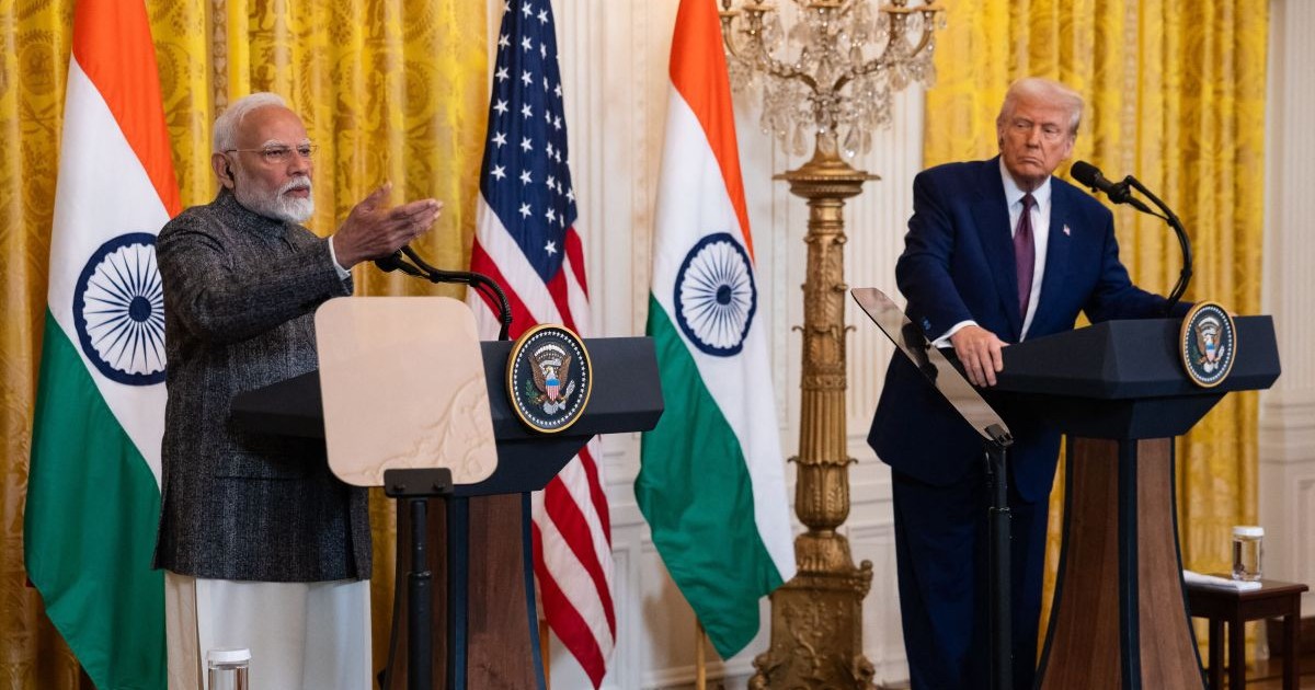 Cu stagurile SUA și Indiei în spate, prim-ministrul Indiei, Narendra Modi, și președintele SUA, Donald Trump, susțin o conferință de presă la Casa Albă, iunie 2025