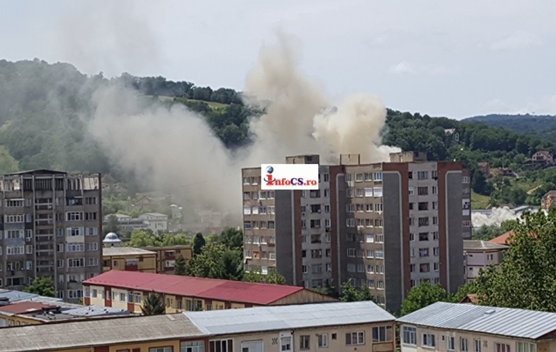Incendiu violent în Reșița. Un cartier întreg, acoperit de fum