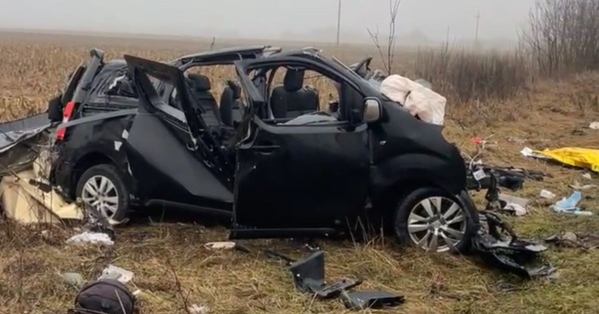 O mașină de culoare neagră, distrusă în accident, pe câmp, lângă Lugojel, în județul Timiș