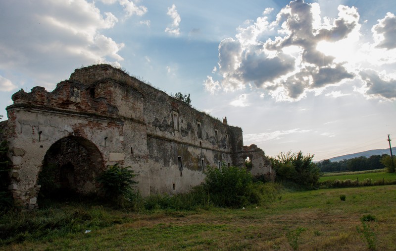VIDEO/ A supravieţuit atacurilor turcilor, dar nu şi nepăsării statului. Castelul Martinuzzi, o ruină plină de legende