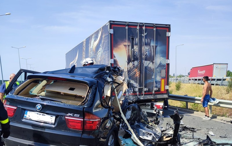 Un șofer a rămas încarcerat pe A1, după ce s-a izbit cu mașina de un TIR. Cum s-a produs impactul violent