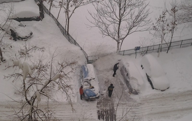Câţiva bucureşteni au muncit ore întregi să-şi facă singuri deszăpezirea| FOTO
