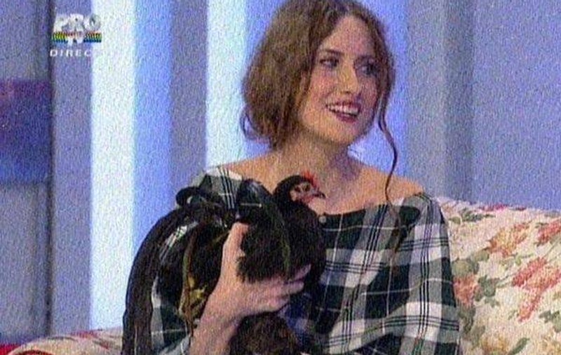 ONG-iştii o fac praf pe Iulia Albu: "Plimbatul găinii e o problemă psihică"