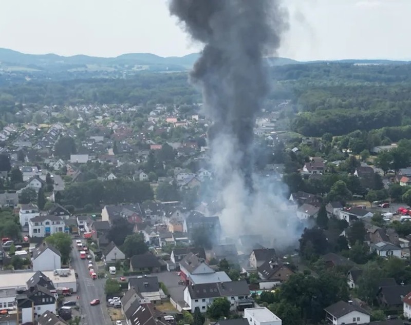 Doi pompieri voluntari, o femeie și un bărbat, uciși de o explozie în timp ce încercau să stingă un incendiu uriaș la un magazin de motociclete, în Germania