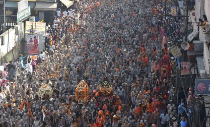 Pe 14 aprilie, zeci de mii de oameni au participat la festivalul religios hindus Kumbh Mela | Foto: EPA