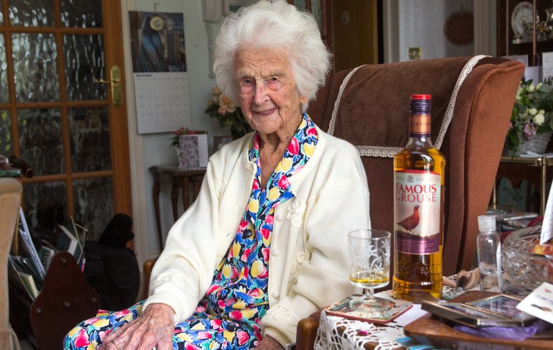 O bătrână de 111 ani dezvăluie secretul longevității: un pahar de whisky în fiecare seară