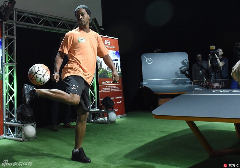 Ronaldinho s-a apucat de baschet