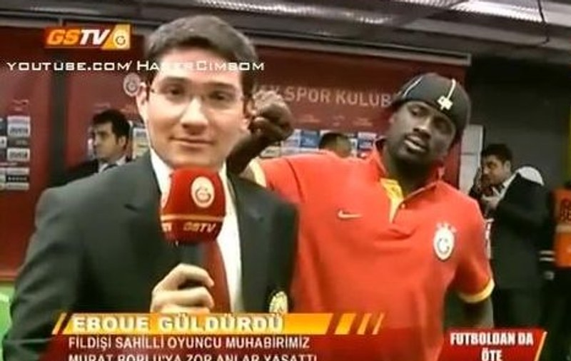 Fotbalistul Emmanuel Eboue i-a băgat degetele în ureche unui reporter | VIDEO