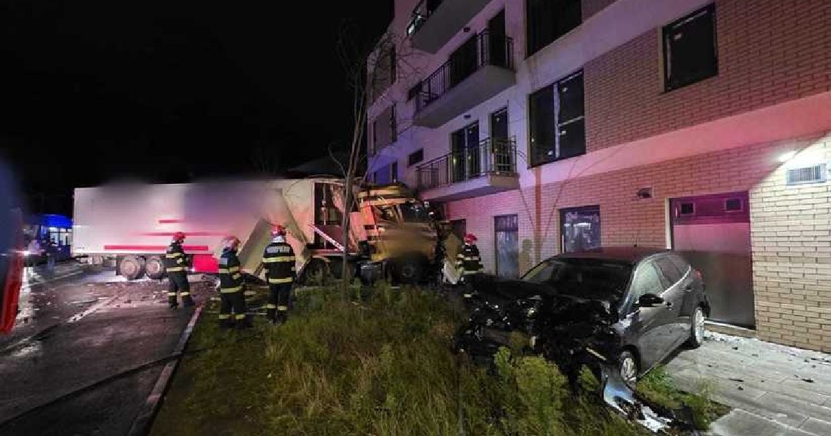 Pompierii intervin în cazul unui accident rutier ce a avut loc pe o stradă din Cluj Napoca, un tir a intrat in zidul unui imobil, o altă mașină este avariata - 11 septembrie 2025