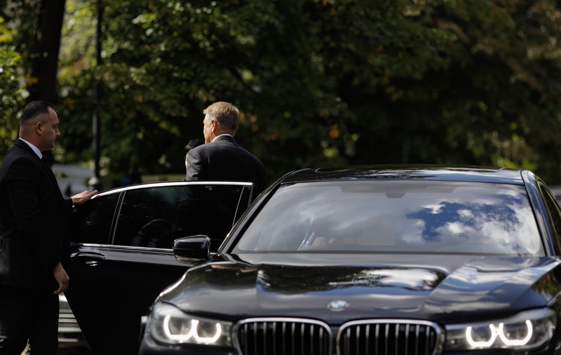 Când va începe marea tăvăleală a lui Iohannis? Întrebări cu BMW-uri 