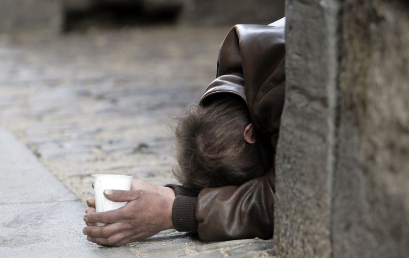 Cerșetori care câștigau între 8.000 și 10.000 de lei pe zi, prinși în județul Timiș. După „program”, se ridicau din scaunele cu rotile și plecau acasă