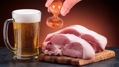 Un bărbat le a dat alegătorilor carne de porc și bere pentru a vota cu primarul