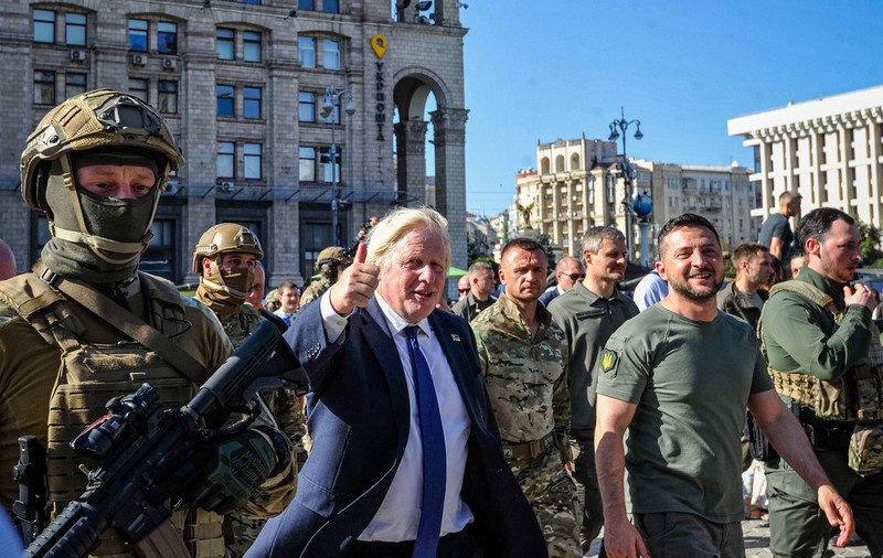 Boris Johnson anunță un pachet de ajutor de 66 de milioane de dolari, în timpul unei vizite-surpriză la Kiev, cu ocazia Zilei Ucrainei
