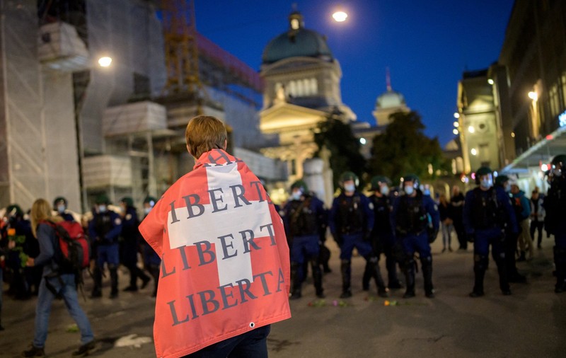 13 arestări, după ciocnirile dintre poliție și participanții la mitingul împotriva certificatului COVID, în Elveția
