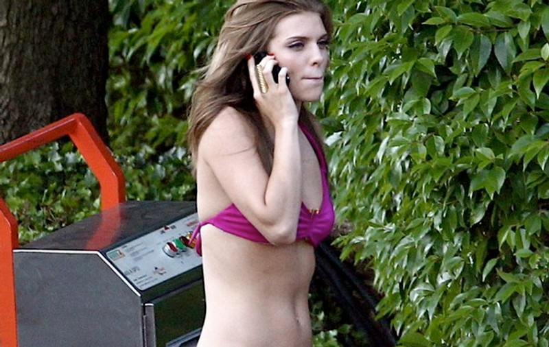 AnnaLynne McCord, în costum de baie pe stradă. Îți place cum arată?