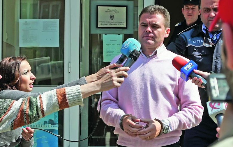 Arbitri încătuşaţi