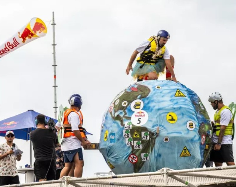 38 de piloți trăsniți au sfidat gravitația la Red Bull Flugtag cu mașinăriile lor zburătoare. Echipa Pegasus 27 a câștigat competiția