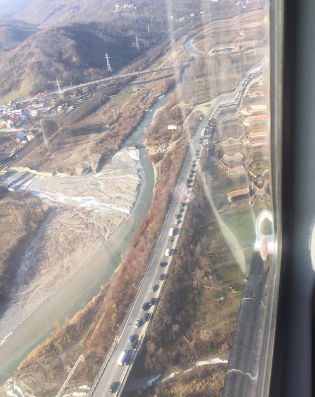 A început vacanța de 1 Decembrie! Turiștii se pot bucura de zăpadă la munte! Cozi la ieșirea din țară