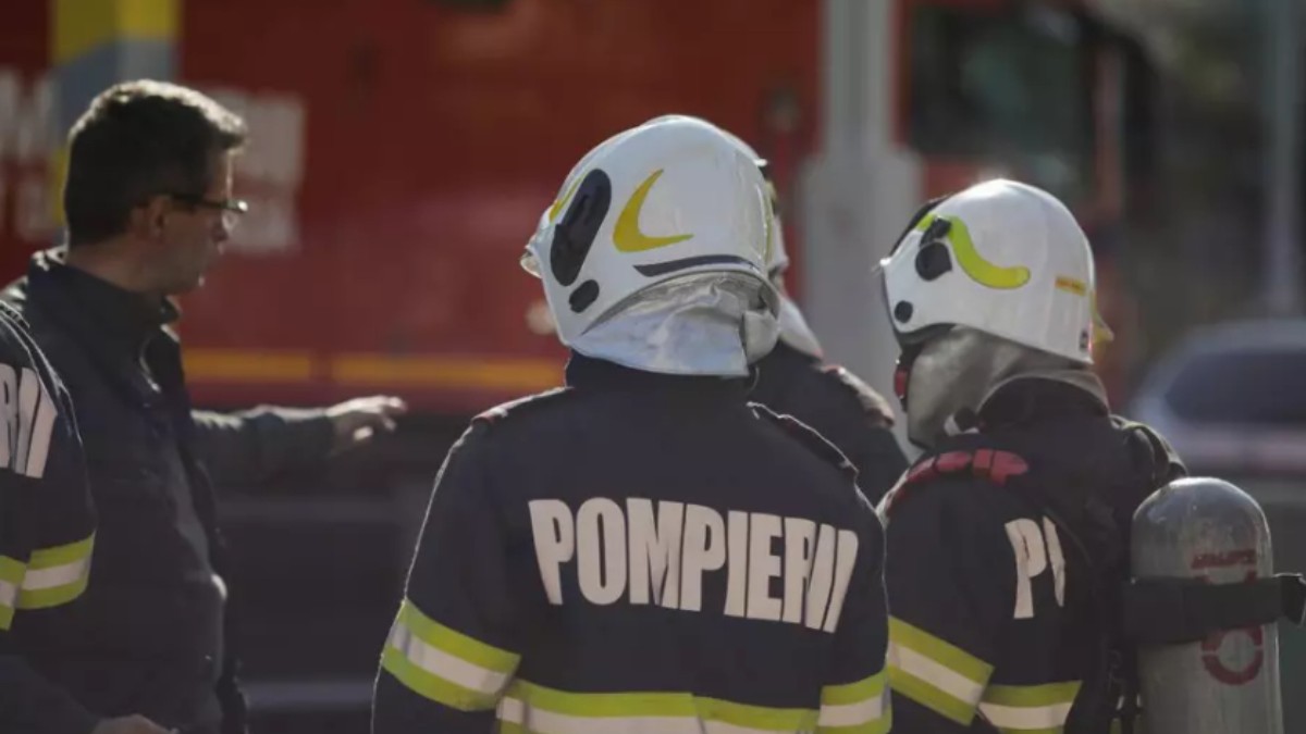 Mai mulți pompieri îmbrăcați în echipament