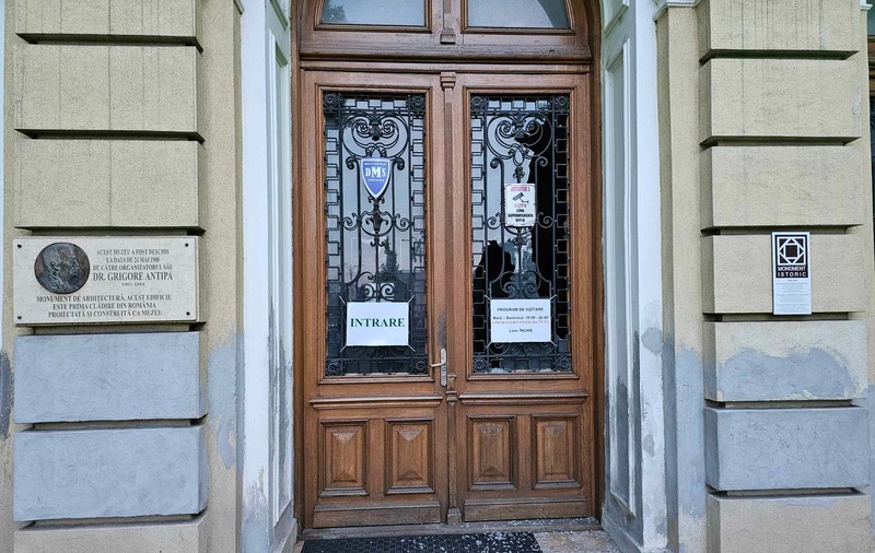 Geamuri sparte la Muzeul Antipa după închiderea programului de vizitare. Angajații instituției nu au participat la Noaptea Muzeelor 2024
