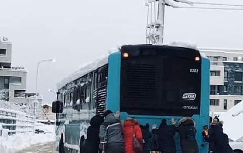 Cronica primei zile cu ninsoare în București. Trafic paralizat, autobuz scos din nămeți de călători