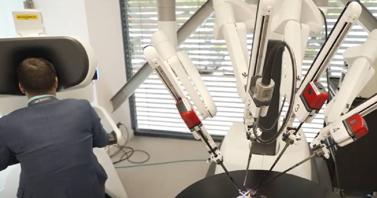 Robotul are patru brațe care se pot mișca și independent care de fapt operează cu ajutorul consolei, cu 500 de unghiuri de rotație