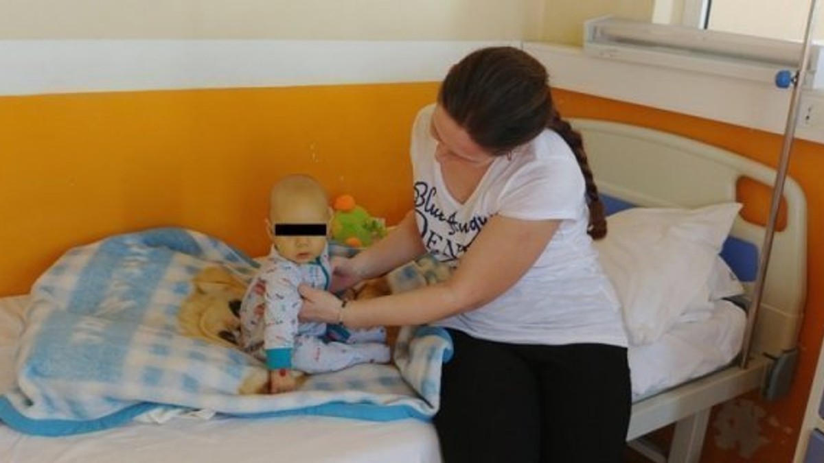 Un băiețel de doar câteva luni din Iași a primit o parte din ficatul mamei lui