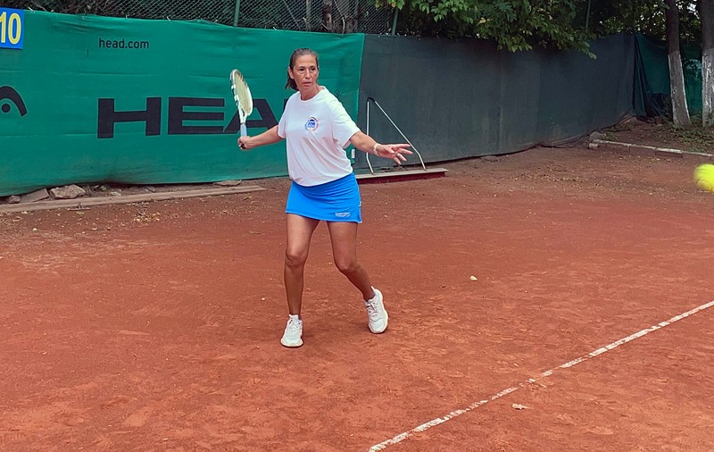 Povestea Sorinei Ceoltei, o carieră promițătoare în tenis, frântă de o accidentare: „Nu puteam să mai strâng pumnul”. A rămas pe teren pentru a antrena copii