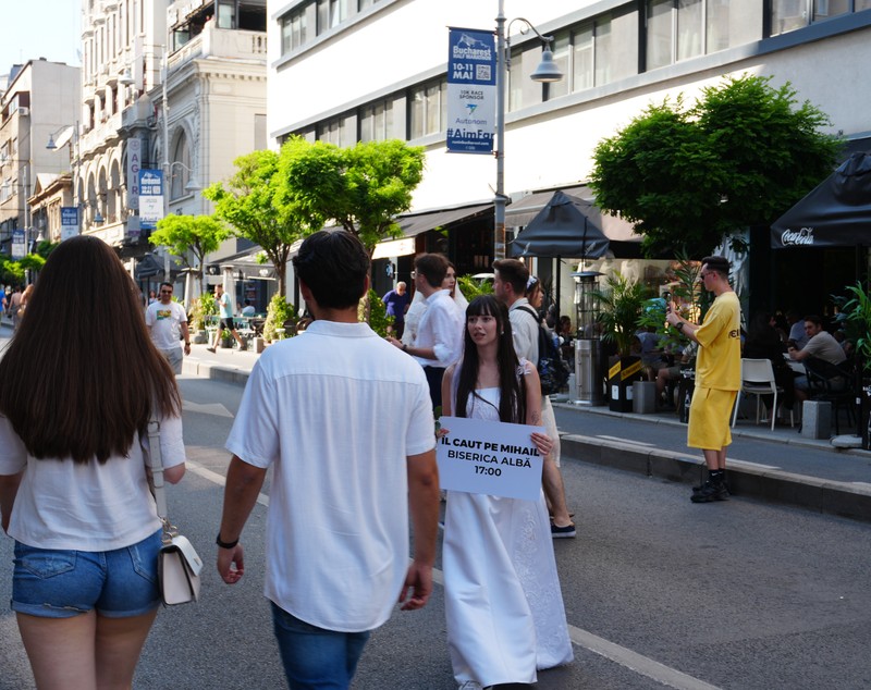 Cine e Mihail, bărbatul pe care l-au căutat patru mirese pe Calea Victoriei: „Hai să fugim”