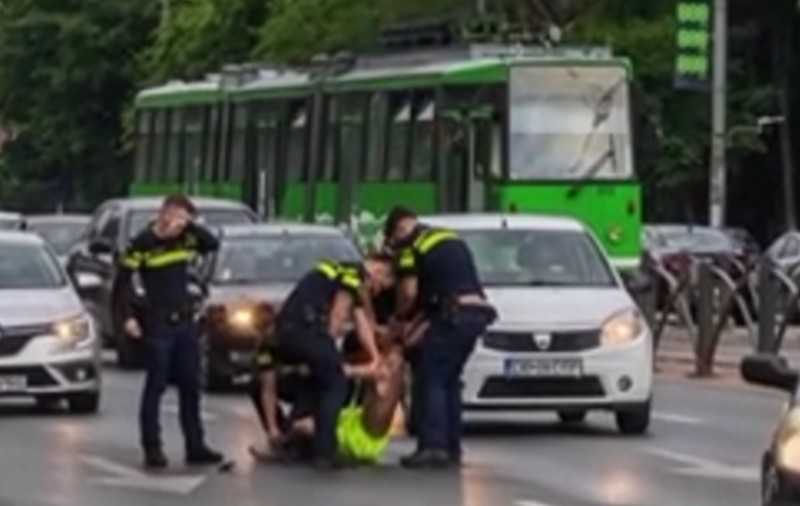 Mai mulți polițiști din București, atacați cu cuțitul de un tânăr agresiv. Ce au surprins camerele de corp ale agenților obligați să tragă cu arma