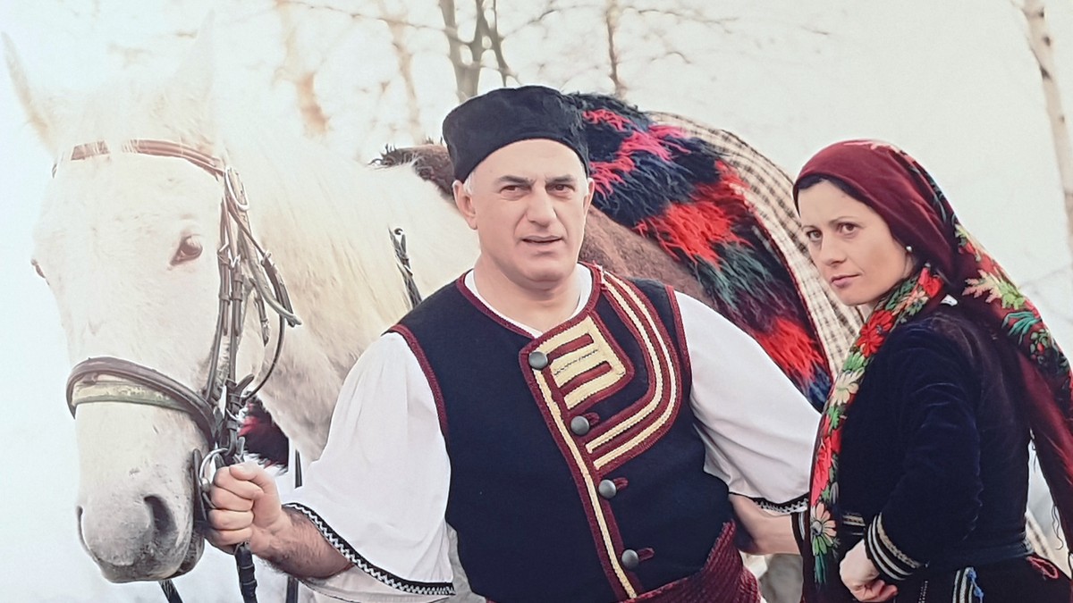 Pe 23 mai, cele 4.000.000 de aromâni din toată lumea își serbează ziua etniei. Nu este ”ziua națională”, pentru că ei nu au, încă, o țară. În România, comunitatea numără 180.000 de suflete și, după cum spune unul dintre lideri, nici unul nu este sărac. Aromânii sunt învățați de mici să aibă bani munciți în buzunar – acesta este secretul bunăstării lor.