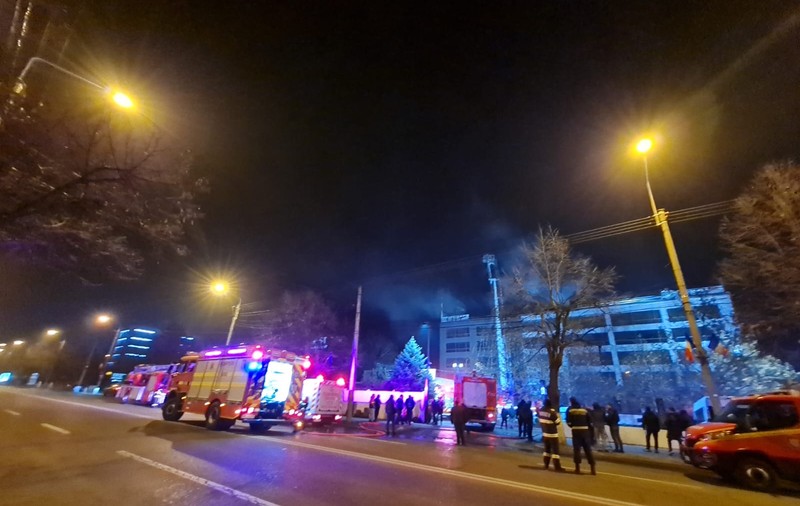 Incendiu puternic la un hotel din Ploieşti. Toate persoanele s-au autoevacuat