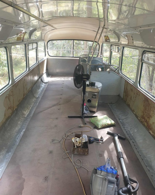 Cum a transformat un cuplu un autobuz etajat într-o casă pe roți: „Ne-am surprins cât de repede ne-am adaptat”