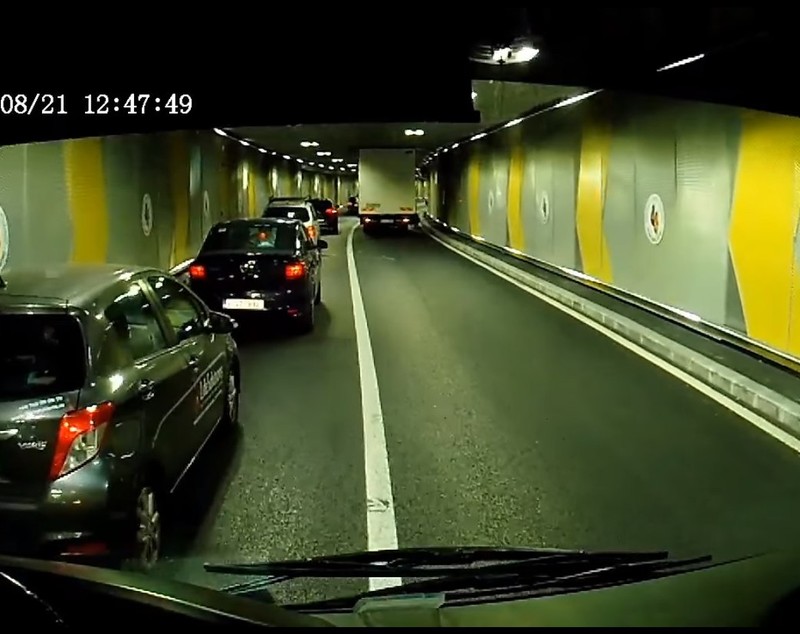 Pasajul Unirea din București, blocat din nou. Un camion a rămas înțepenit