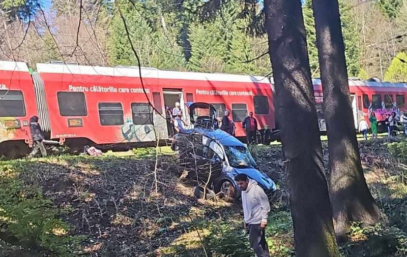 Maşină cu numere de corp diplomatic, lovită de tren în Brașov. Cum s-a petrecut accidentul