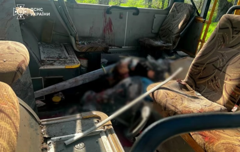 Un autobuz plin cu oameni din Marhaneț a fost distrus de o dronă kamikaze a Rusiei: cel puțin 9 oameni au murit, alți 30 sunt răniți