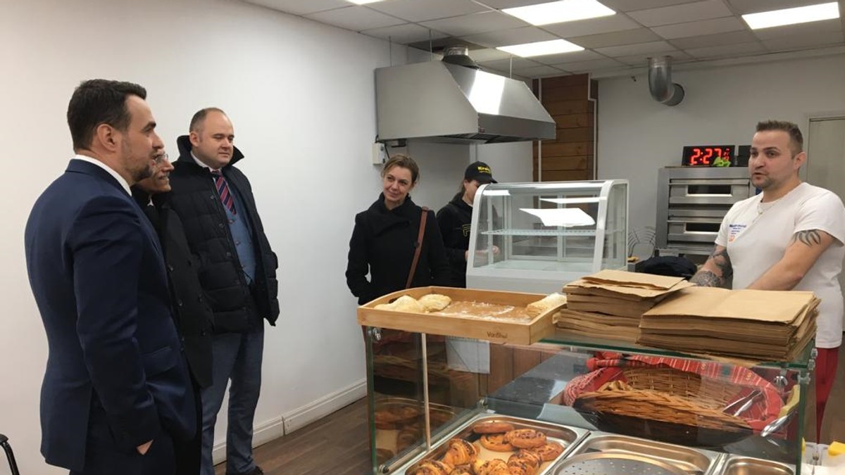 Oficialii români și britanici au vizitat firmele românești vizate de mesaje xenofobe la Londra FOTO: Facebook/Ambasada României